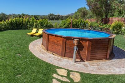 Piscine en bois installée dans un jardin.